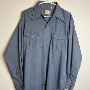Wrangler Permanent Press Vintage Button Up Blue T-Shirt With Long Tails
